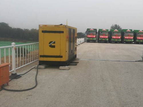 岑巩电力系统的稳定性和设备兼容性如何影响发电机组的频率规格？