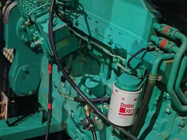 岑巩如何确定新的发电机组控制系统是否与原系统兼容？