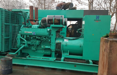 岑巩发电机组如何判断水冷式机油散热器内部是否需要清洗？